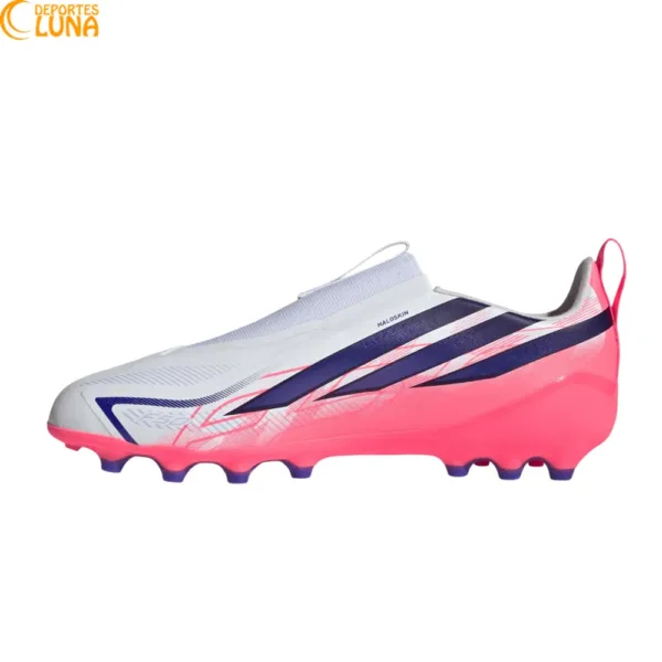 Vista lateral interior de las Botas de Fútbol adidas F50 Hyperfast League LL AG LA1552 con tecnología HaloSkin y diseño sin cordones.