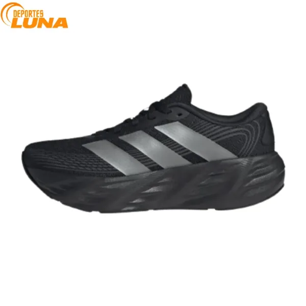 Vista lateral interior de las adidas Galaxy 8 Mujer KH5611 con amortiguación Cloudfoam y diseño negro para running diario.