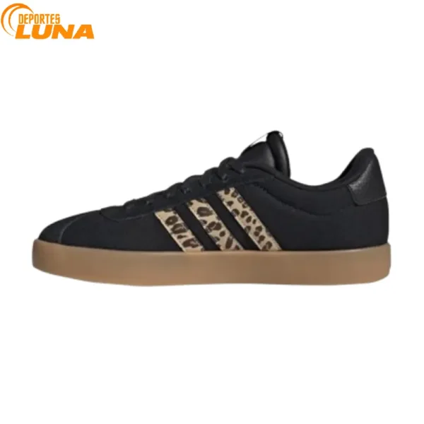 Vista lateral interior de las adidas VL Court 3.0 JP5355 negras con bandas estampadas y suela color caramelo
